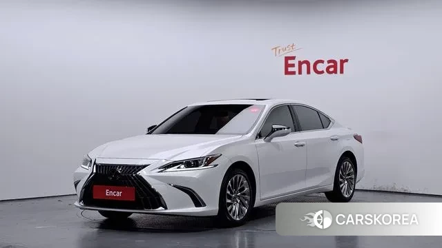 Lexus ES300h 7th generation 2023 Белый из Кореи