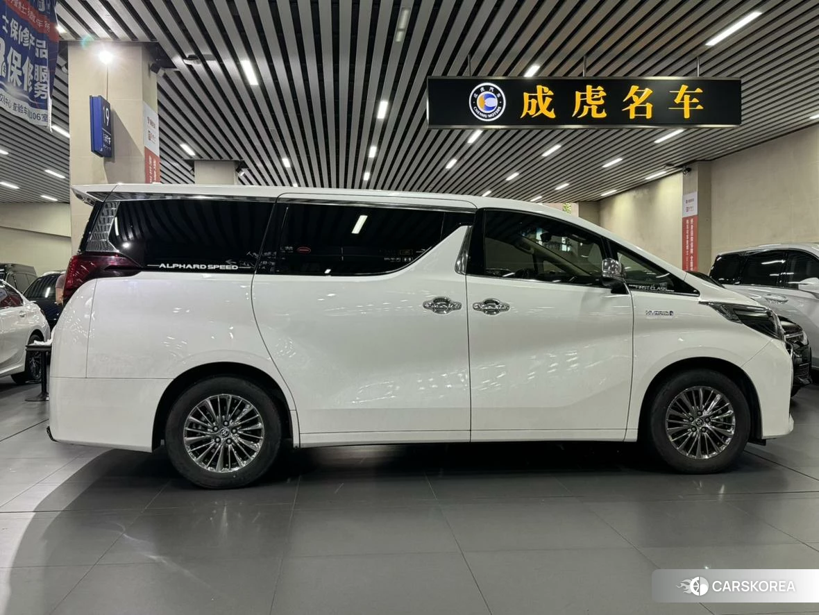 Toyota Elfa 2021 Белый из Китая