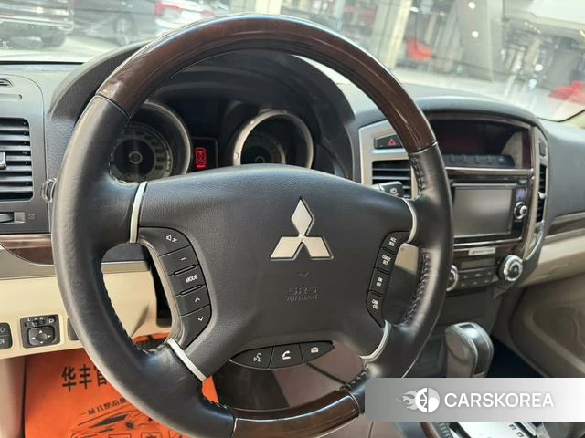 Mitsubishi  Pajero (imported) 2018 Белый из Китая