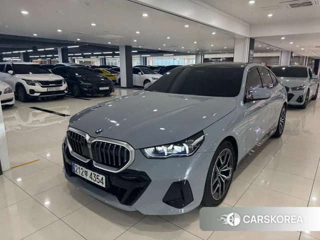 BMW 5 Series (G60) 2025 Светло-серебряный цвет из Кореи