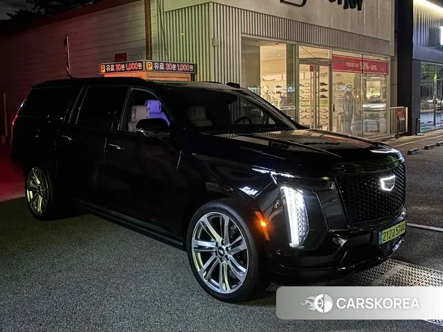 Cadillac Escalade 5th Generation 2025 Черный из Кореи