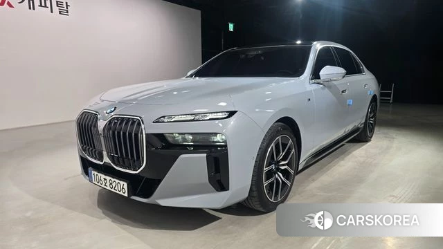 BMW 7 Series (G70) 2025 Небесно-голубой из Кореи