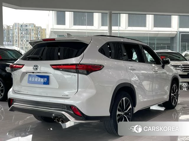 Toyota Crown Lufang 2022 Белый из Китая