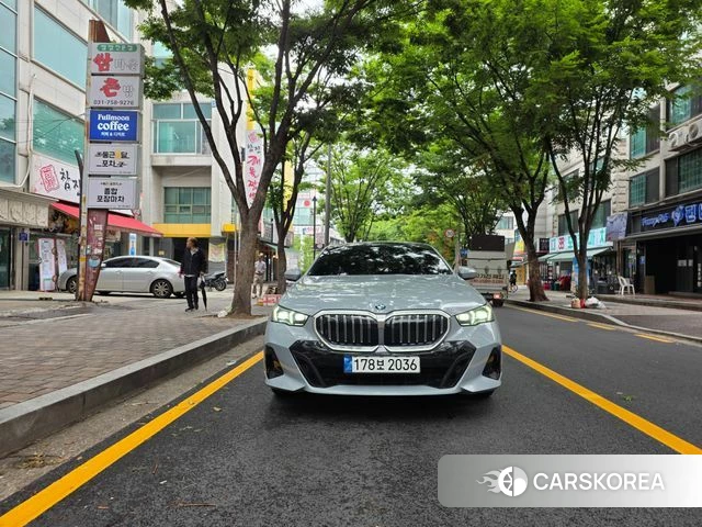 BMW 5 Series (G60) 2024 Светло-серебряный цвет из Кореи
