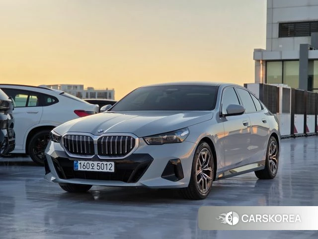 BMW 5 Series (G60) 2026 Цвет галактики из Кореи