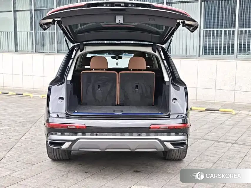 Audi Q7 2023 Черный из Китая