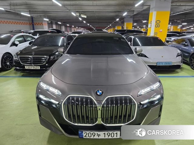 BMW 7 Series (G70) 2024 Серебристо-серый из Кореи