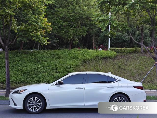 Lexus ES 2022 Белый из Китая