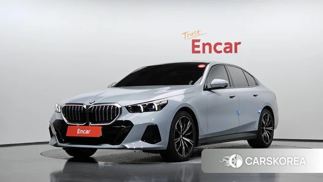 BMW 5 Series (G60) 2025 Серебристо-серый из Кореи