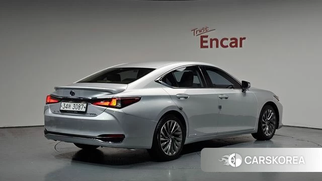 Lexus ES300h 7th generation 2019 Серебряный из Кореи