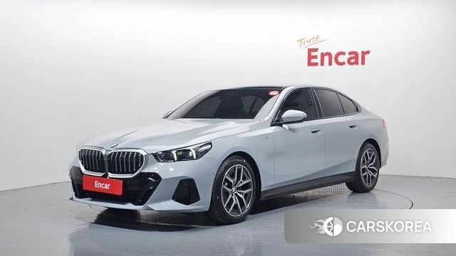 BMW 5 Series (G60) 2025 Серебристо-серый из Кореи