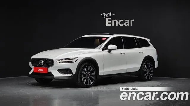 Volvo V60 Cross-Country 2nd Generation 2022 Белый из Кореи