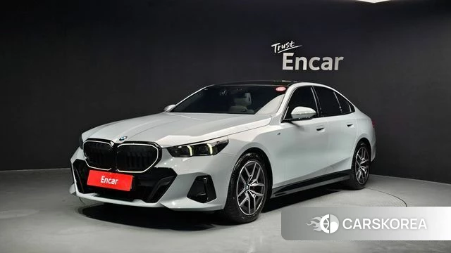 BMW 5 Series (G60) 2024 Светло-серебряный цвет из Кореи
