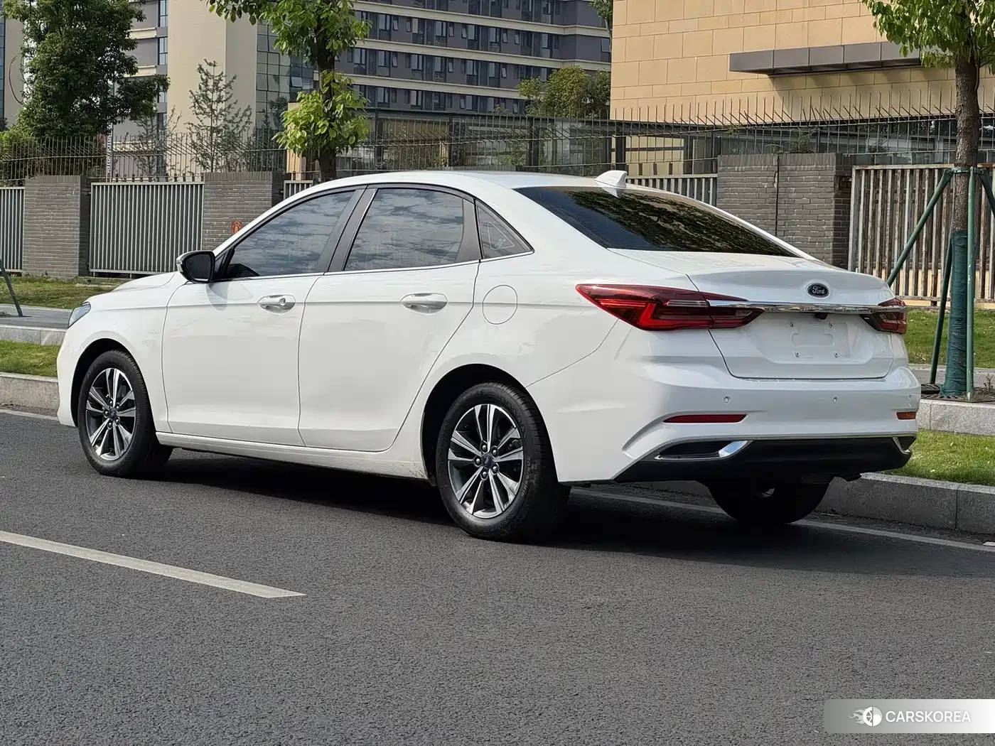 Ford Escort 2022 Белый из Китая