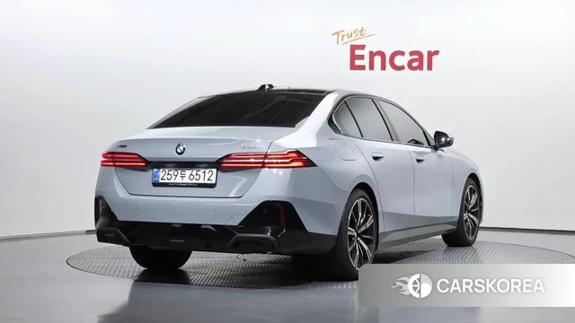 BMW 5 Series (G60) 2026 Серебристо-серый из Кореи