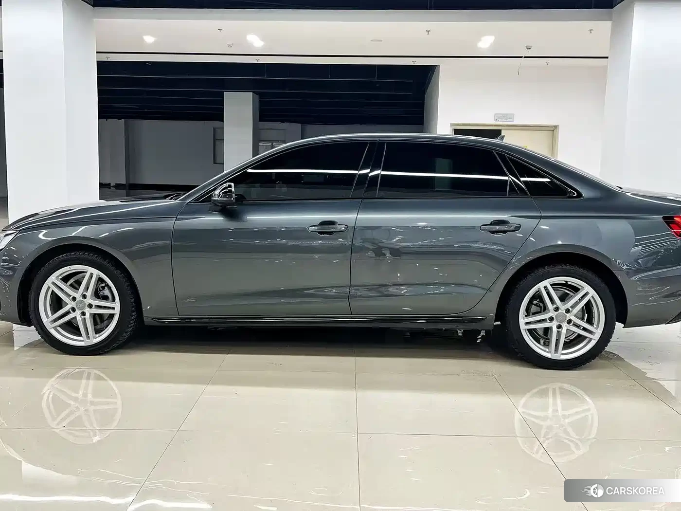 Audi A4L 2023 Silver/gray из Китая