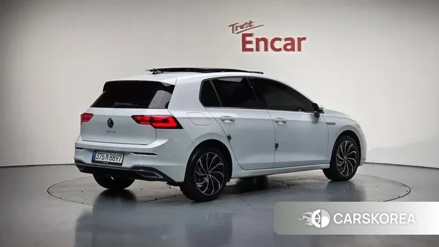 Volkswagen Golf 8th Generation 2024 Белый из Кореи