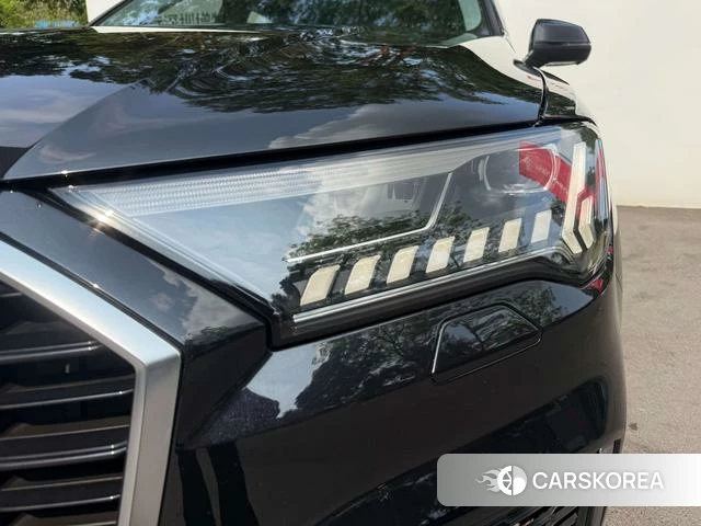 Audi Q7 2021 Черный из Китая