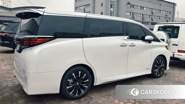 Toyota Elfa 2026 Белый из Китая