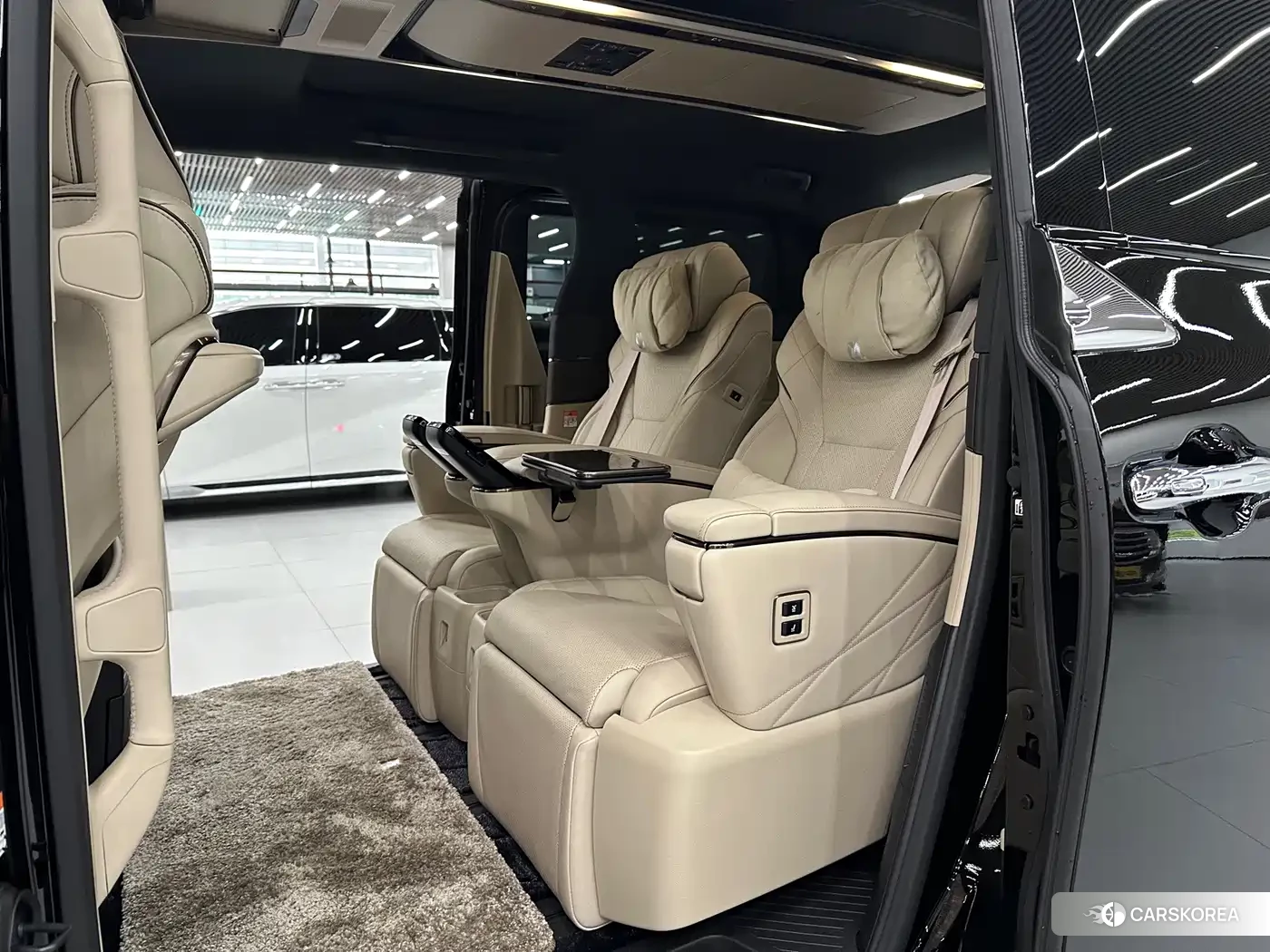 Toyota Elfa 2025 Черный из Китая