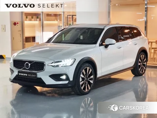 Volvo V60 Cross-Country 2nd Generation 2025 Белый из Кореи