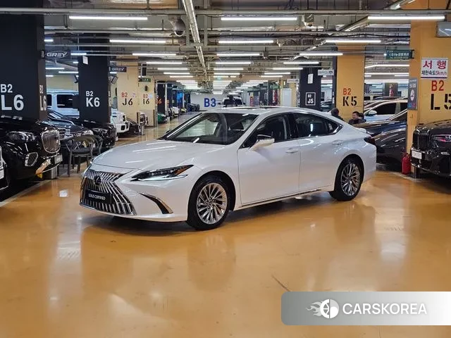 Lexus ES300h 7th generation 2025 Белый из Кореи