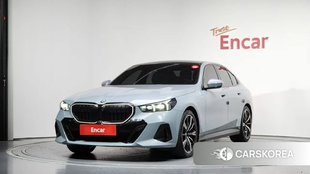 BMW 5 Series (G60) 2024 Светло-серебряный цвет из Кореи