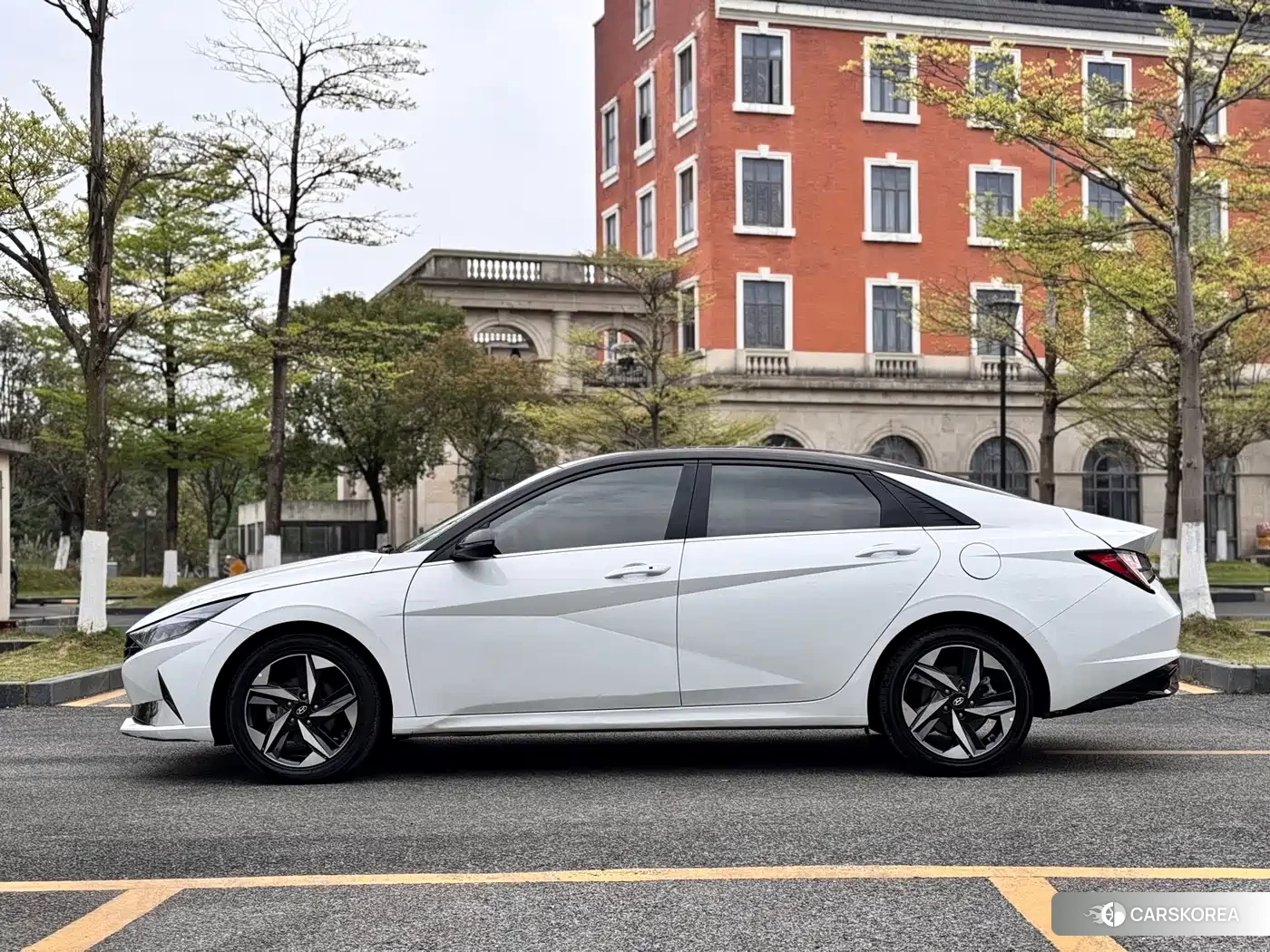 Hyundai Elantra 2023 Белый из Китая