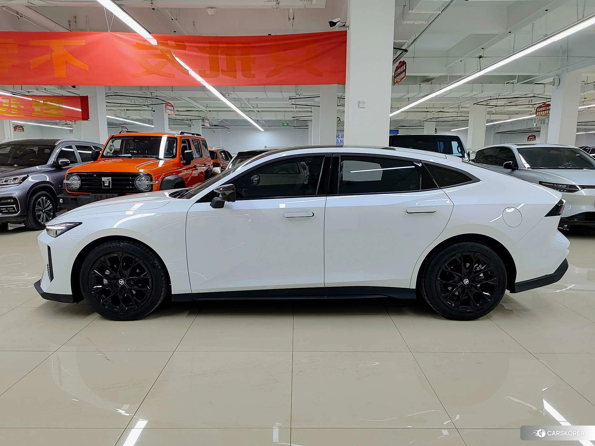 Chang'an UNI-V 2024 Белый из Китая