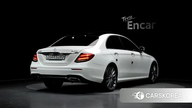 Mercedes-Benz E-Class W213 2019 Белый из Кореи