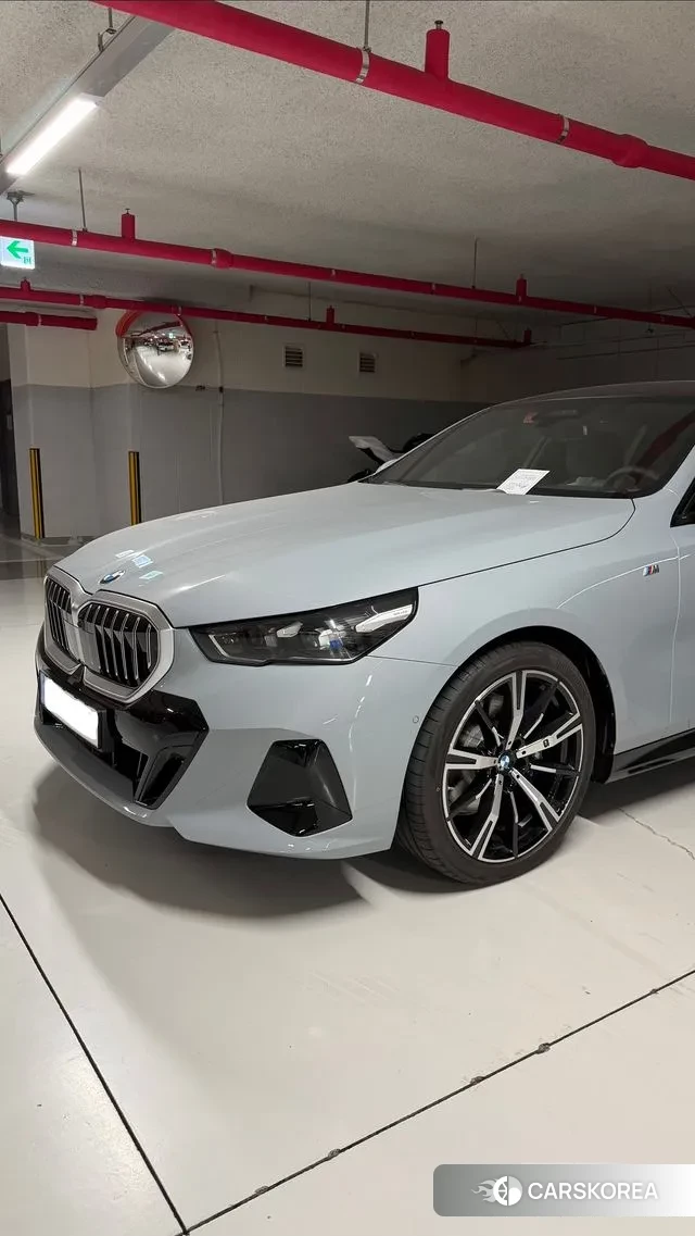 BMW 5 Series (G60) 2025 Серебристо-серый из Кореи