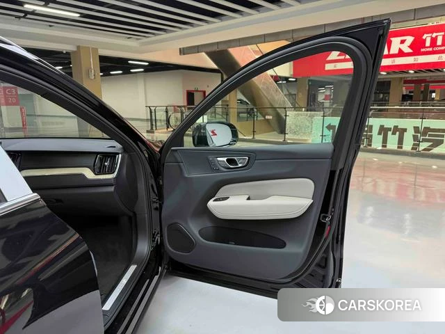 Volvo XC60 2026 Черный из Китая