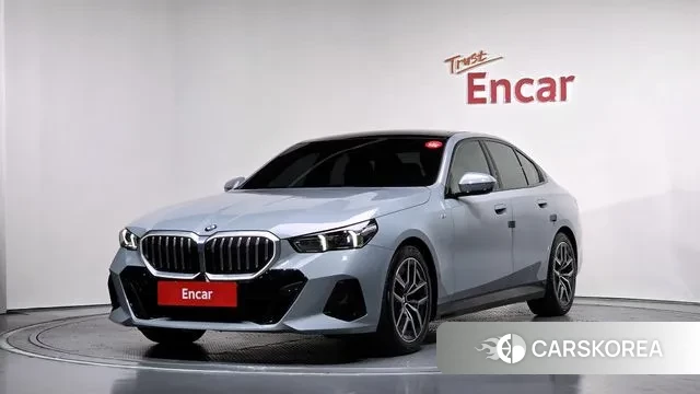 BMW 5 Series (G60) 2024 Светло-серебряный цвет из Кореи