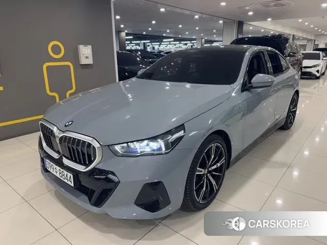 BMW 5 Series (G60) 2025 Светло-серебряный цвет из Кореи