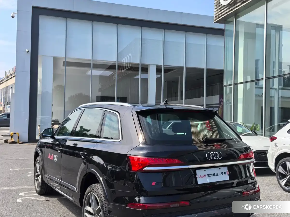 Audi Q7 2024 Черный из Китая