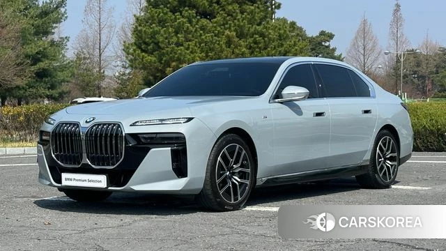 BMW 7 Series (G70) 2023 Небесно-голубой из Кореи