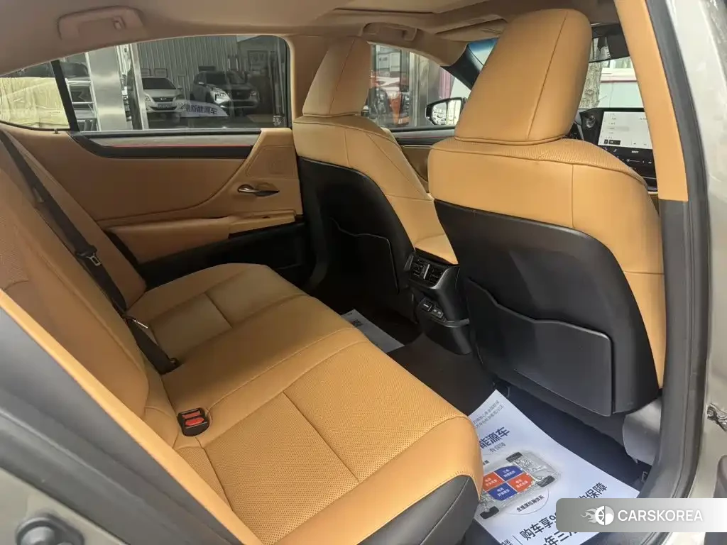 Lexus ES 2025 Champagne/brown из Китая