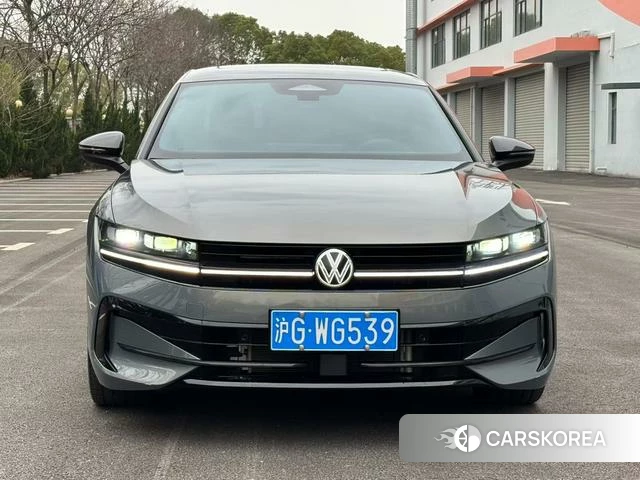 Volkswagen Magotan 2024 Серебристо-серый из Китая