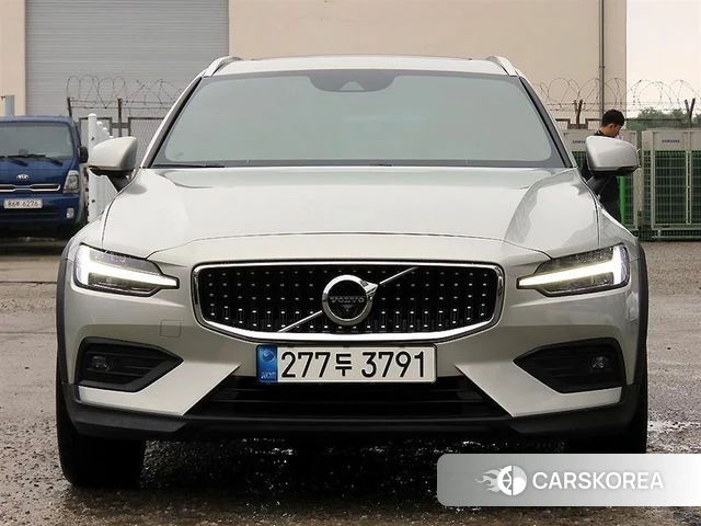 Volvo V60 Cross-Country 2nd Generation 2021 Серебристо-серый из Кореи