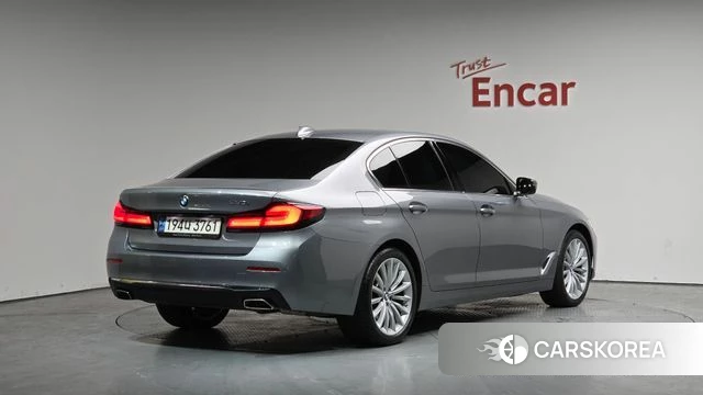 BMW 5 Series (G30) 2023 Серебристо-серый из Кореи