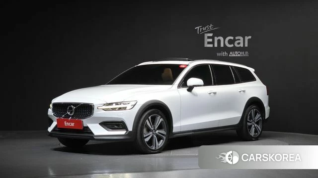 Volvo V60 Cross-Country 2nd Generation 2019 Белый из Кореи