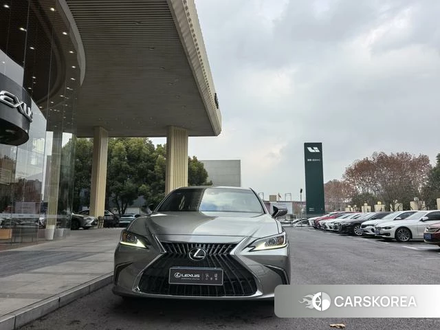 Lexus ES 2024 Серебристо-серый из Китая