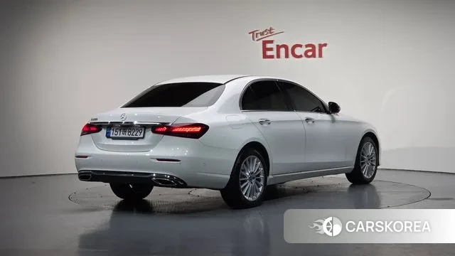 Mercedes-Benz E-Class W213 2022 Белый из Кореи