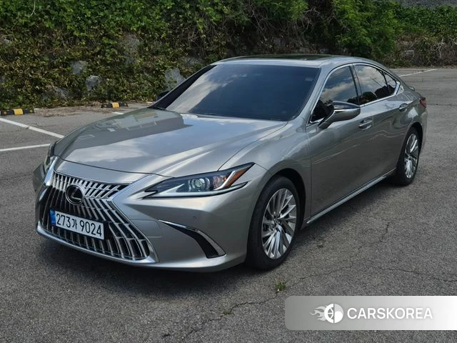 Lexus ES300h 7th generation 2026 Серебристо-серый из Кореи