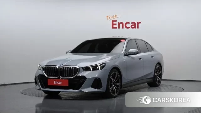 BMW 5 Series (G60) 2025 Серебристо-серый из Кореи