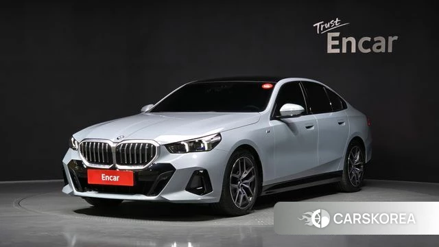BMW 5 Series (G60) 2024 Серебристо-серый из Кореи