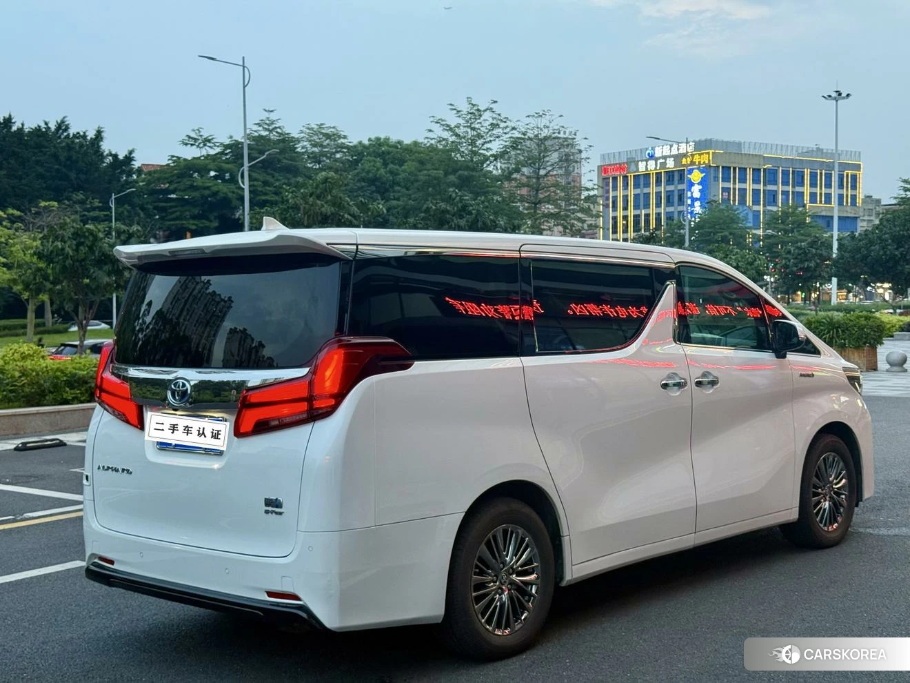 Toyota Elfa 2021 Белый из Китая