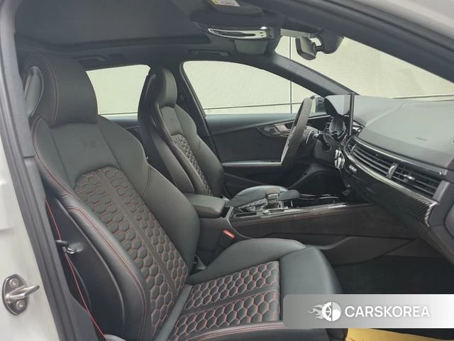 Audi RS 4 2024 Белый из Китая