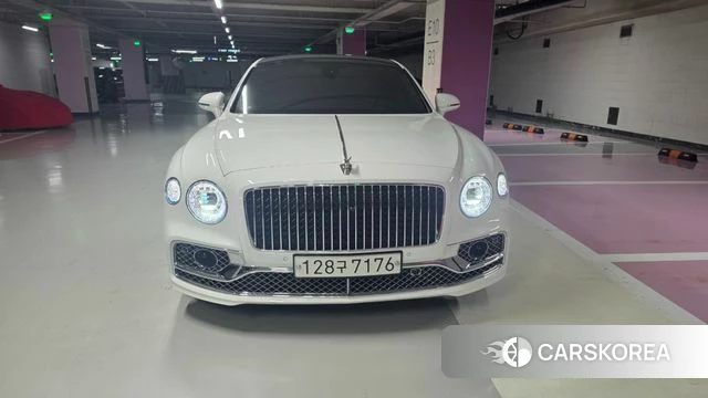 Bentley Flying Spur 3rd Generation 2022 Белый из Кореи