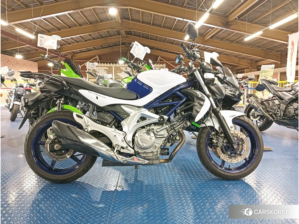 Проданный Suzuki GLADIUS 400 ABS 2010 из Японии